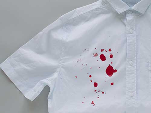 لکه های کوچک و بزرگ خون روی پیراهن آستین کوتاه سفید