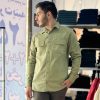 پیراهن کتان دو جیب مردانه آستین بلند سدری 1240247-1 نمای تنخور پیراهن