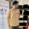 پیراهن کتان دو جیب مردانه آستین بلند نخودی 1240247-6 نمای تنخور پیراهن