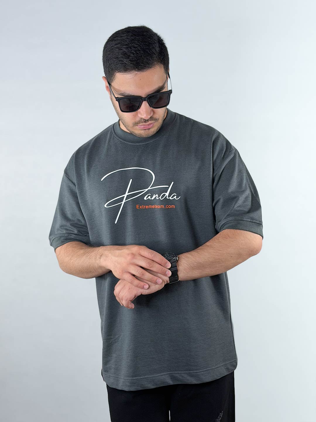 PANDA-TEXT-Drop-Shoulder-T‑Shirt-–-Gray-1220190-1 تیشرت دراپ شولدر یا تیشرت باکسی قواره آزاد و سرشانه افتاده طوسی 1220190-5 نمای جلو