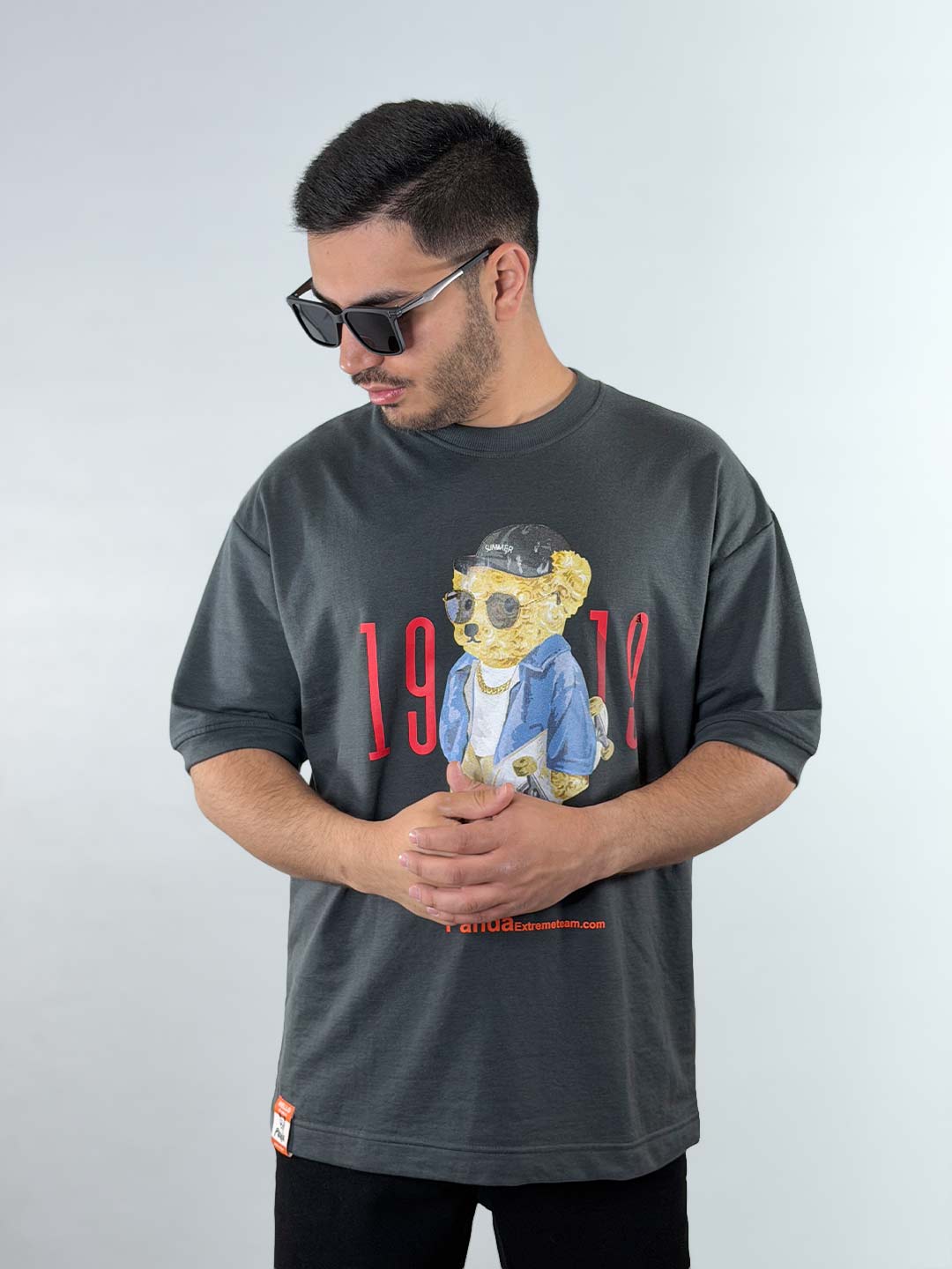 PANDA1919-Drop-Shoulder-T‑Shirt-–-Green-1220190-1 تیشرت دراپ شولدر یا تیشرت باکسی قواره آزاد و سرشانه افتاده طوسی 1220190-15 نمای جلو