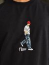 جزئیات گلدوزی flow روی تیشرت مشکی