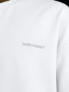 جزئیات لوگوی گلدوزی machinist روی تیشرت سفید