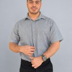 پیراهن مردانه نخی آستین کوتاه رسمی دودی با بافت خط‌دار ریز، نمای روبرو