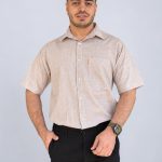 پیراهن مردانه نخی آستین کوتاه رسمی کرم با بافت خط‌دار ریز، نمای روبرو