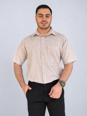 پیراهن مردانه نخی آستین کوتاه رسمی کرم با بافت خط‌دار ریز، نمای روبرو