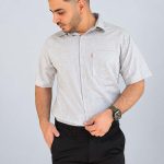 پیراهن مردانه نخی آستین کوتاه رسمی طوسی با بافت خط‌دار ریز، نمای روبرو