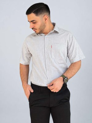 پیراهن مردانه نخی آستین کوتاه رسمی طوسی با بافت خط‌دار ریز، نمای روبرو