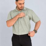 پیراهن مردانه نخی آستین کوتاه رسمی سبز با بافت خط‌دار ریز، نمای روبرو