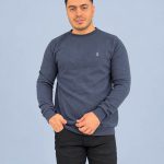 بلوز بافت سلانیک مردانه یقه گرد رنگ طوسی آبی با طراحی ساده و گلدوزی روی سینه