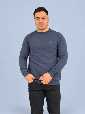 بلوز بافت سلانیک مردانه یقه گرد رنگ طوسی آبی با طراحی ساده و گلدوزی روی سینه