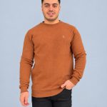 بلوز بافت سلانیک مردانه یقه گرد رنگ شتری با طراحی ساده و گلدوزی ظریف روی سینه