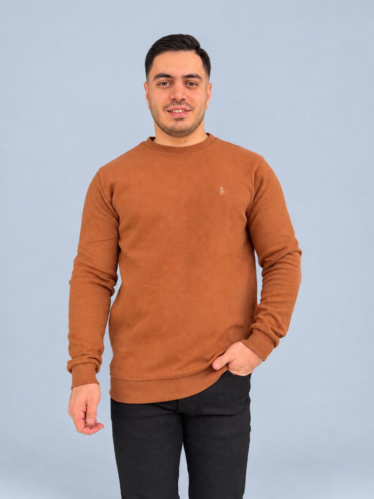 بلوز بافت سلانیک مردانه یقه گرد رنگ شتری با طراحی ساده و گلدوزی ظریف روی سینه