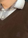 نمای نزدیک بلوز بافت یقه پیراهنی قهوه‌ای با پارچه سلانیک، یقه چهارخانه دو دکمه و گلدوزی سینه