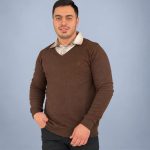 بلوز بافت یقه پیراهنی مردانه رنگ قهوه‌ای تیره با پارچه سلانیک و طراحی کلاسیک دو یقه