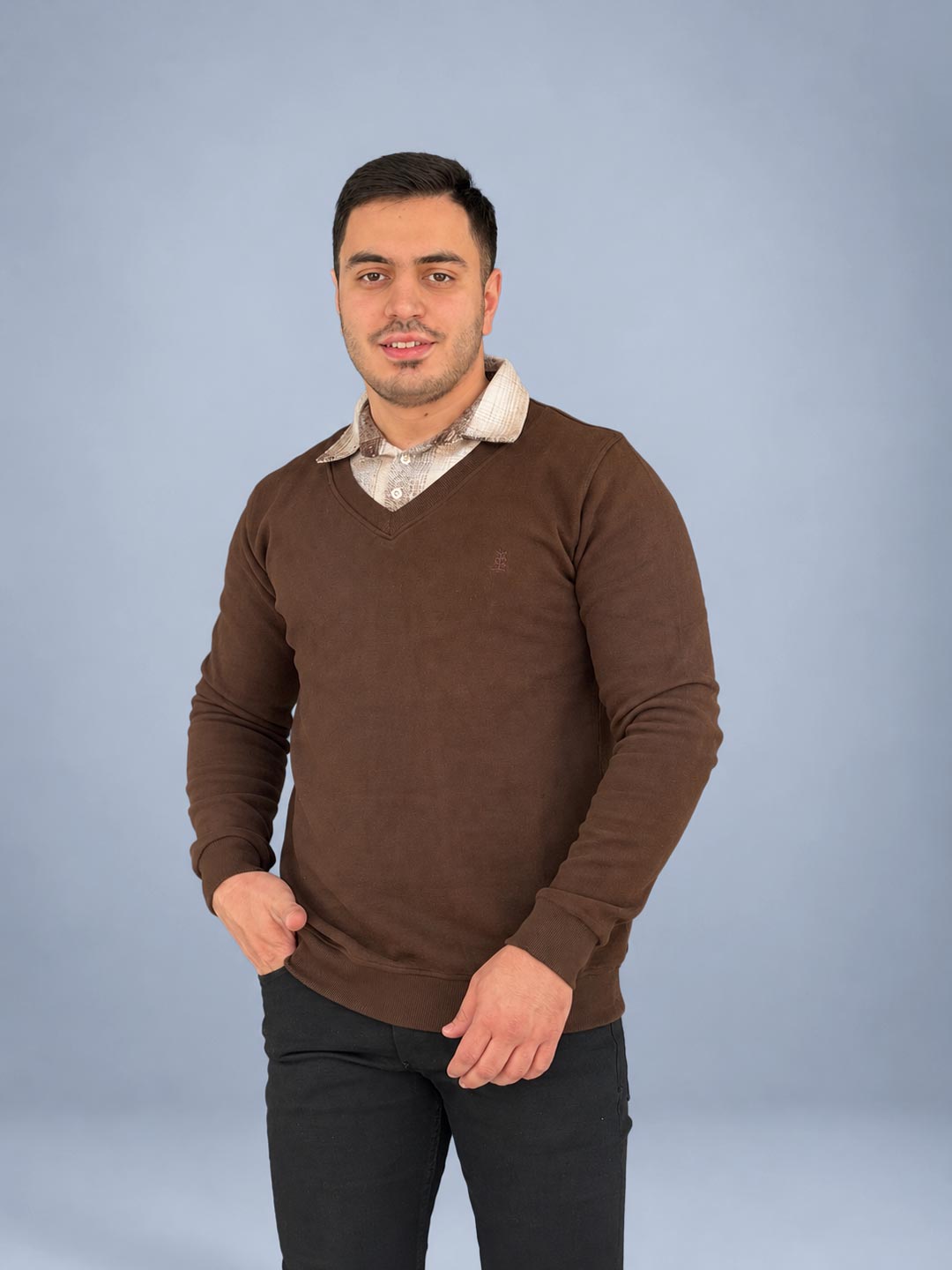 بلوز بافت یقه پیراهنی مردانه رنگ قهوه‌ای تیره با پارچه سلانیک و طراحی کلاسیک دو یقه