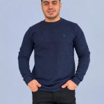 بلوز بافت سلانیک مردانه یقه گرد رنگ سرمه‌ای با طراحی ساده و گلدوزی ظریف روی سینه